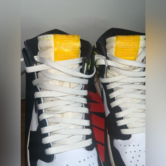 Air Jordan 1 Retro High OG ( Volt Gold ) - Picture 6 of 11